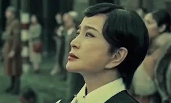 宝连灯演员揭秘，舞台背后的秘密与小巷中的故事